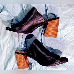 NWB Black TM Amara Rockport Mules sz 8